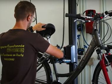 Les vélos sont révisés entre chaque location Préparation des vélos